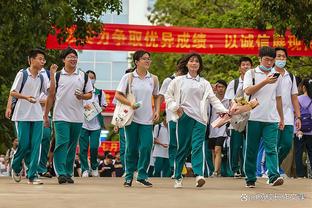 埃及主帅鲁伊下课，萨拉赫晒合影送祝福：祝你未来一切顺利